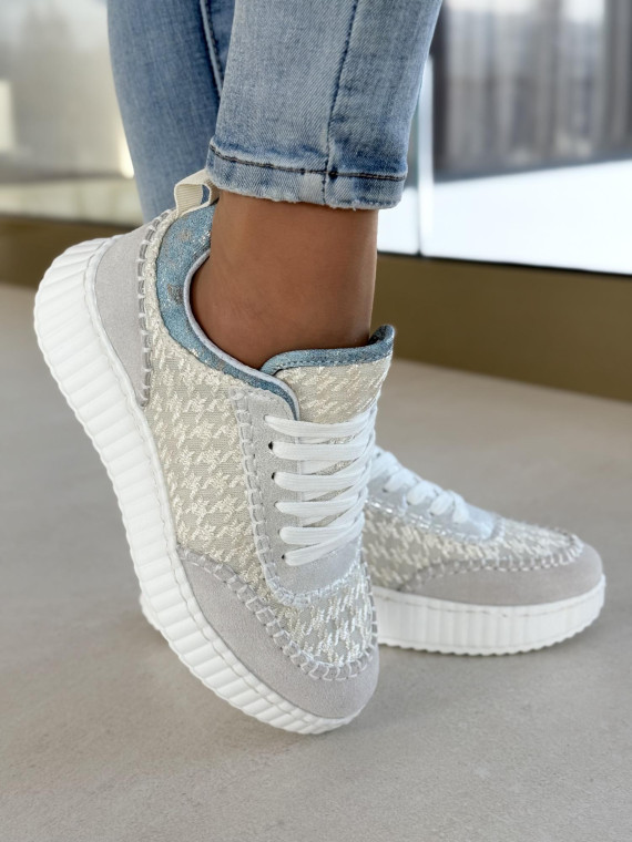 Sneakersy ze skóry w połączeniu z modnym materiałem