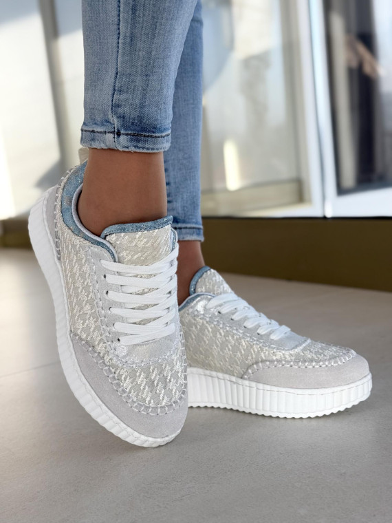 Sneakersy ze skóry w połączeniu z modnym materiałem