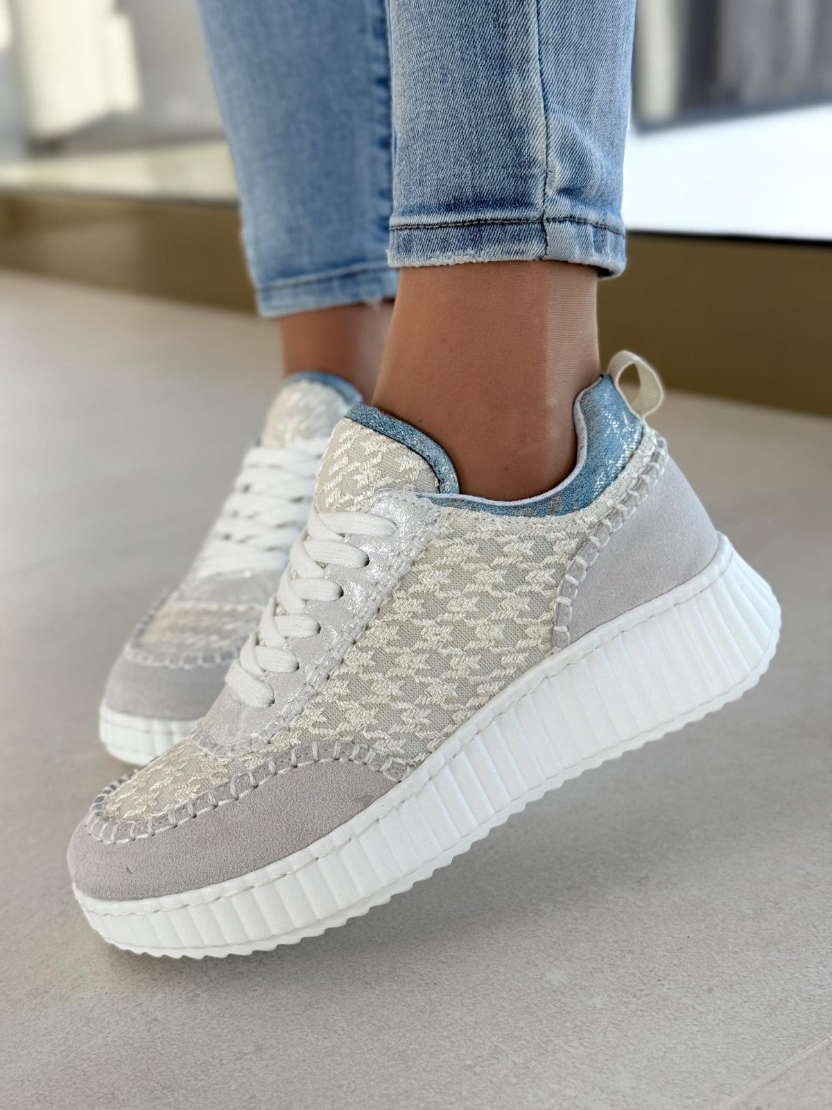 Sneakersy ze skóry w połączeniu z modnym materiałem