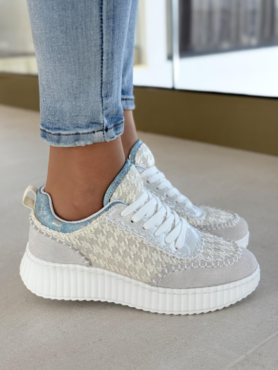 Sneakersy ze skóry w połączeniu z modnym materiałem