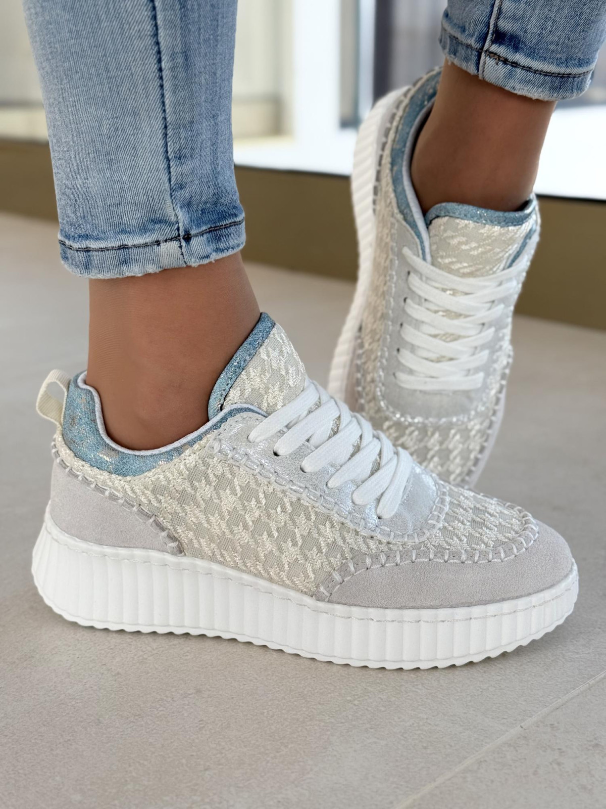 Sneakersy ze skóry w połączeniu z modnym materiałem