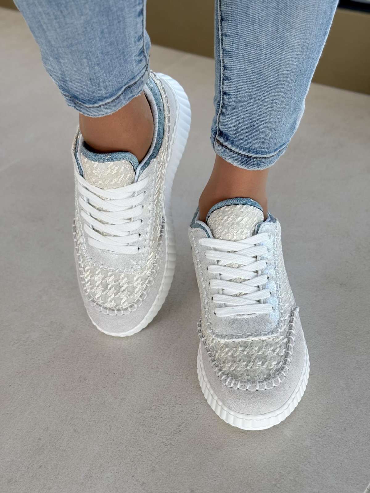 Sneakersy ze skóry w połączeniu z modnym materiałem