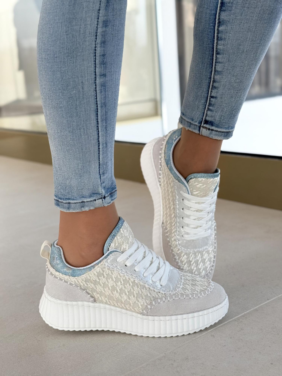 Sneakersy ze skóry w połączeniu z modnym materiałem