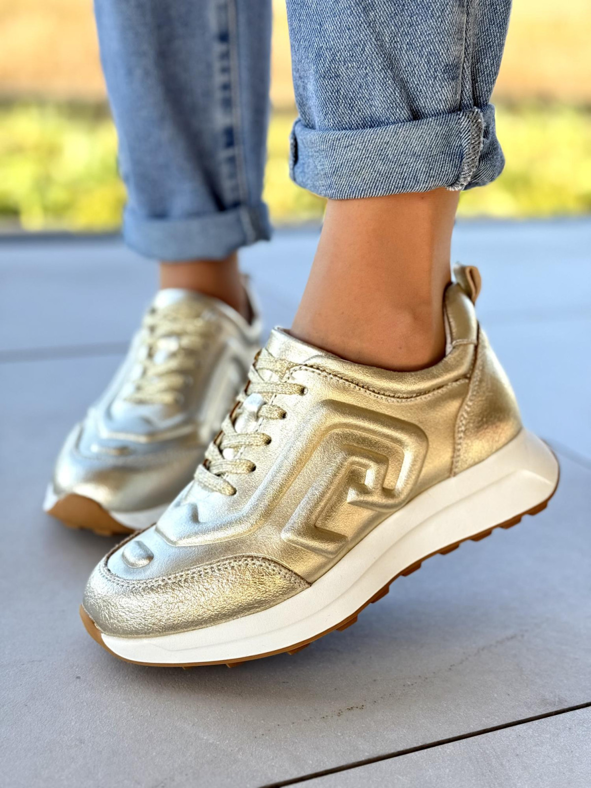 Złote sneakersy damskie ze skóry naturalnej