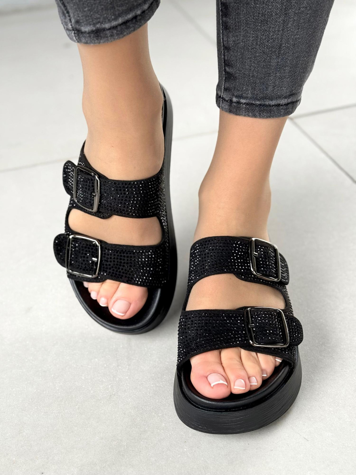 Wygodne czarne klapki damskie na grubej podeszwie