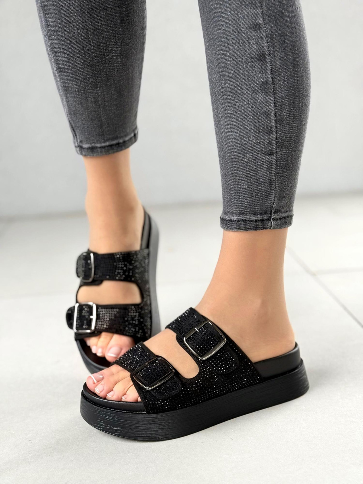 Wygodne czarne klapki damskie na grubej podeszwie