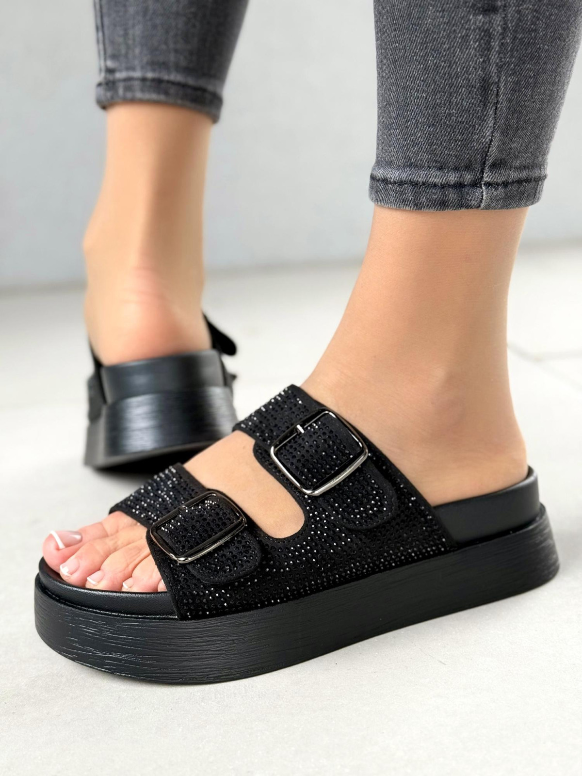 Wygodne czarne klapki damskie na grubej podeszwie