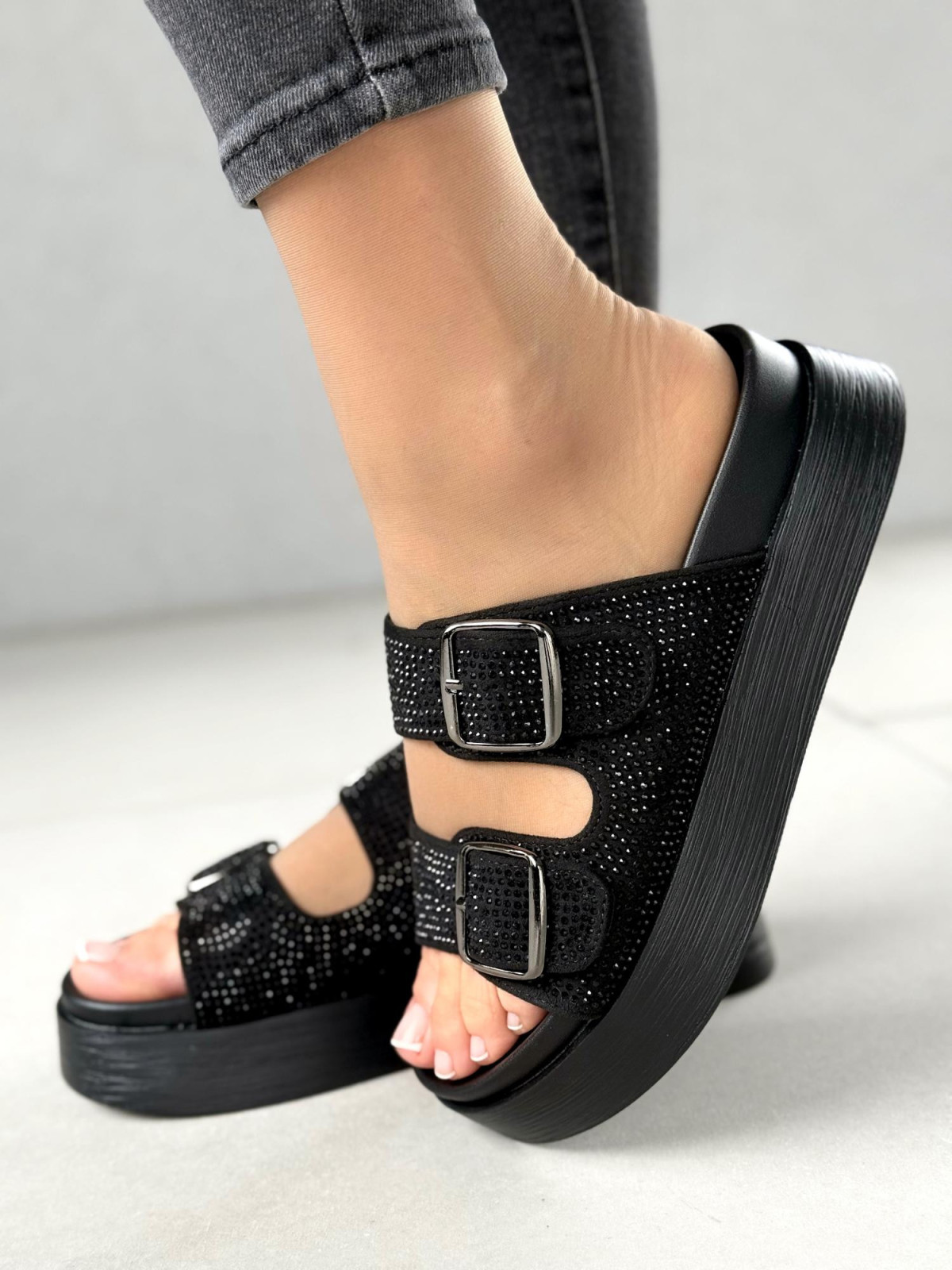 Wygodne czarne klapki damskie na grubej podeszwie