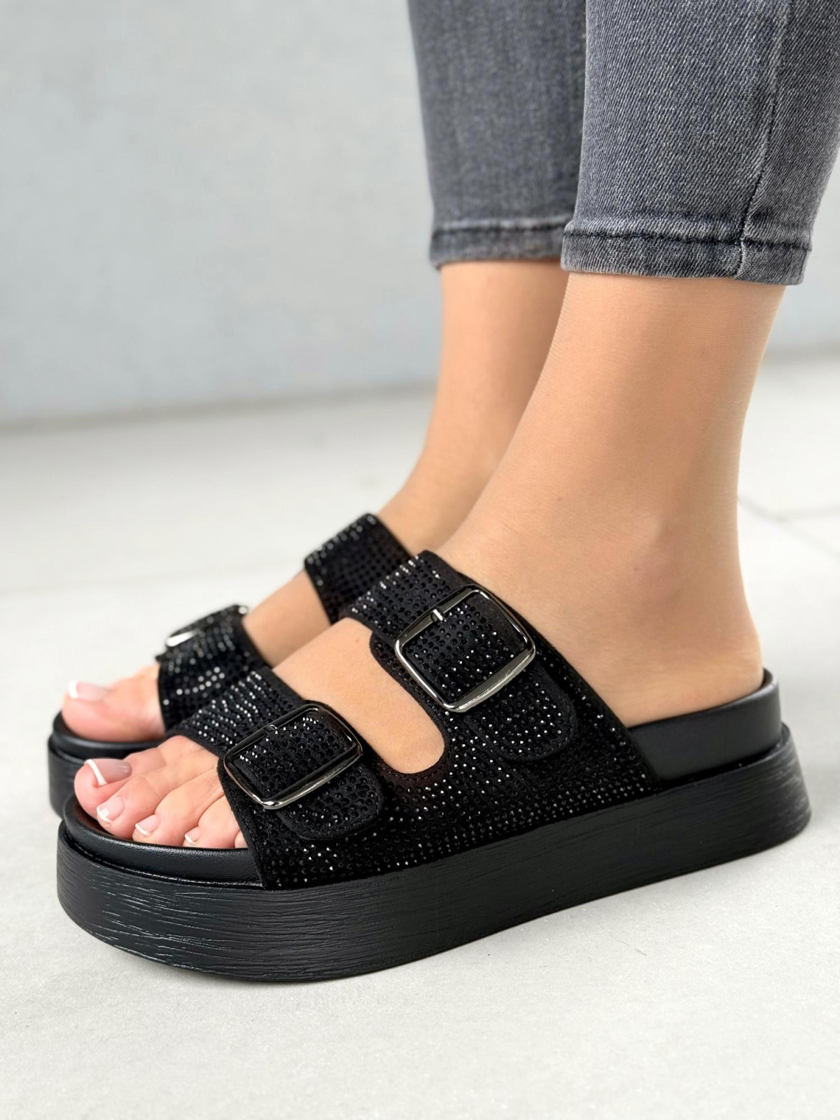 Wygodne czarne klapki damskie na grubej podeszwie