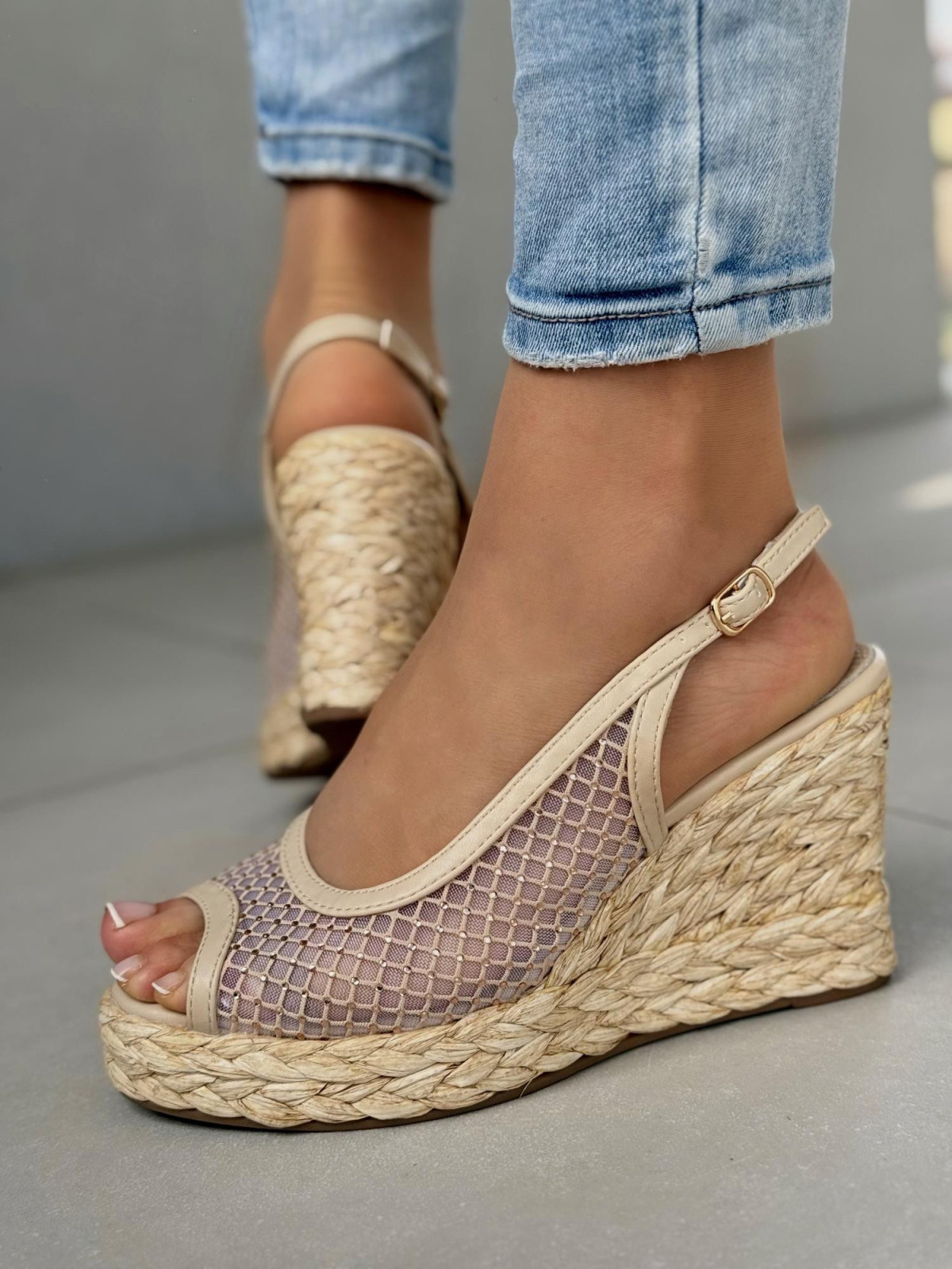 Mega lekkie i wygodne modne sandałki na koturnie