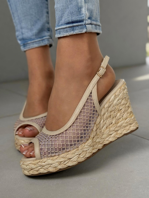 Mega lekkie i wygodne modne sandałki na koturnie