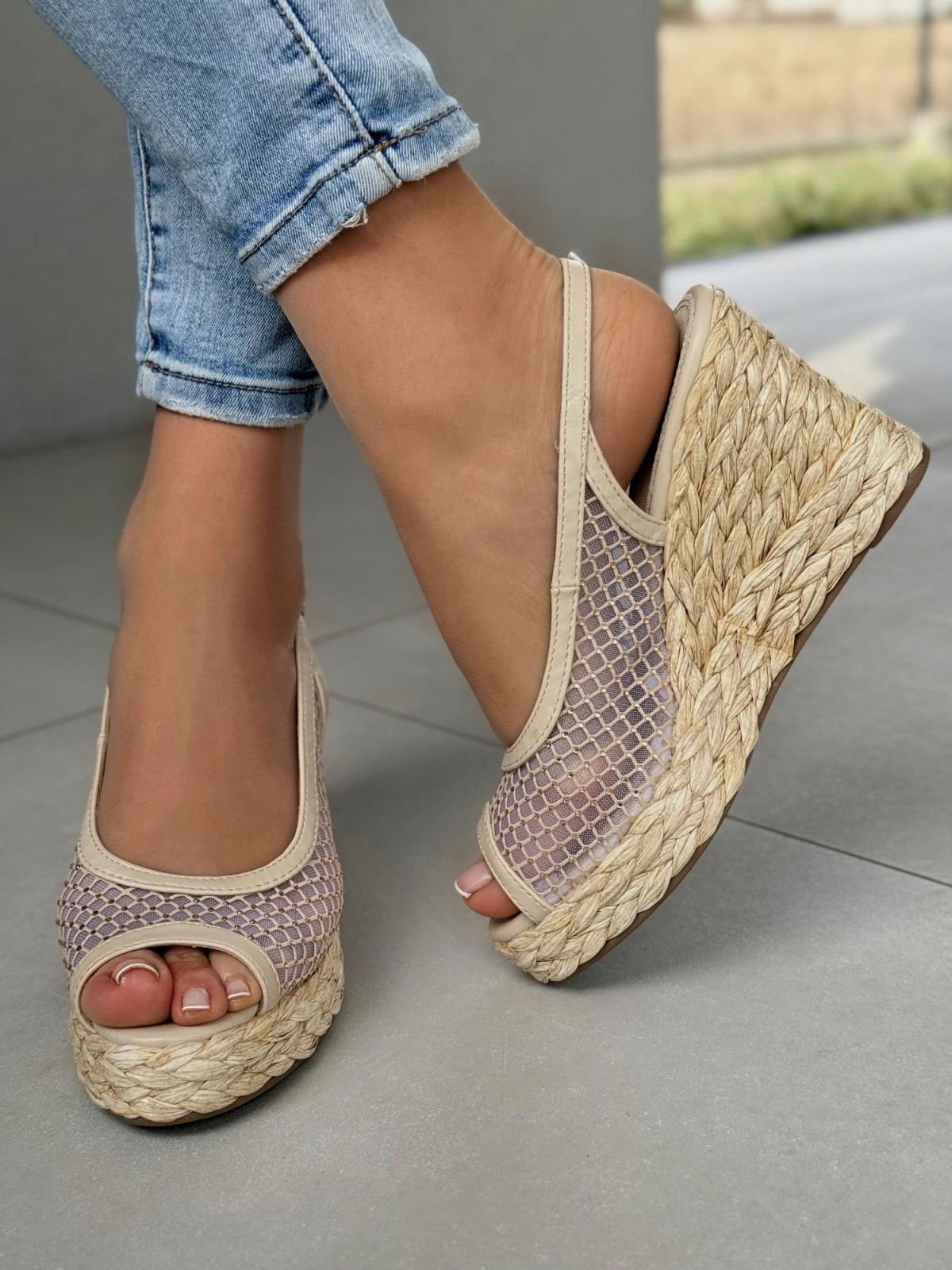 Mega lekkie i wygodne modne sandałki na koturnie