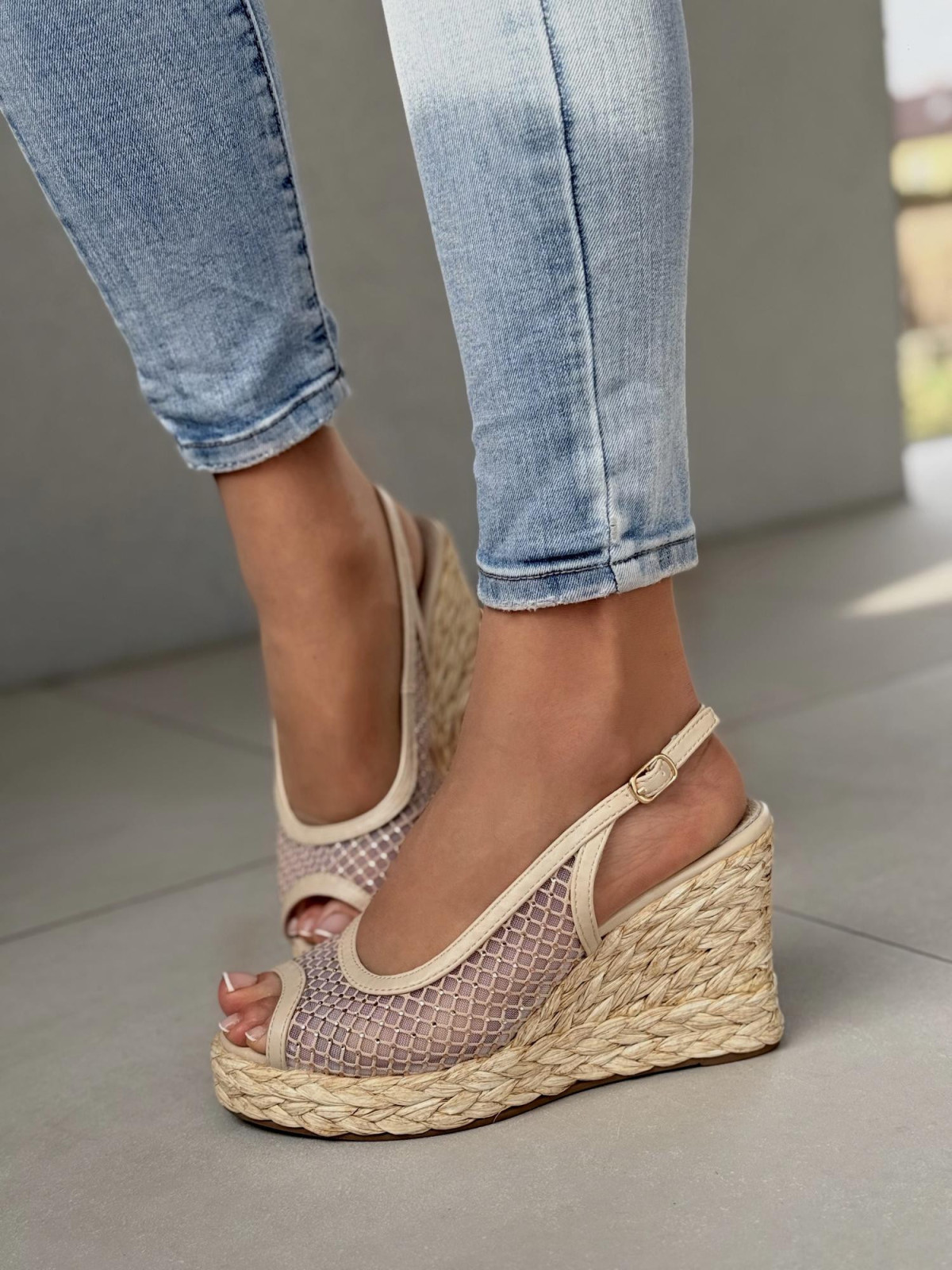 Mega lekkie i wygodne modne sandałki na koturnie