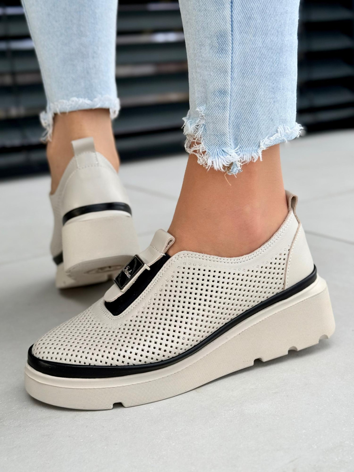 Beżowe sneakersy ze skóry naturalnej