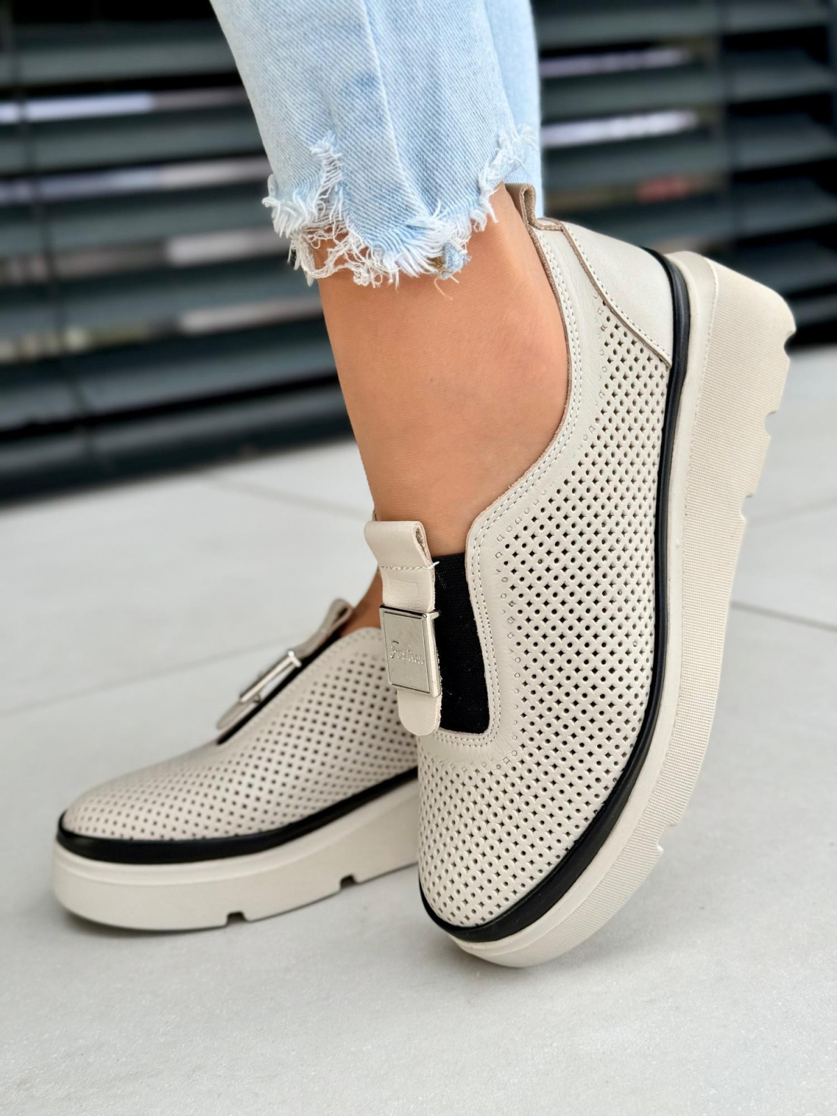 Beżowe sneakersy ze skóry naturalnej