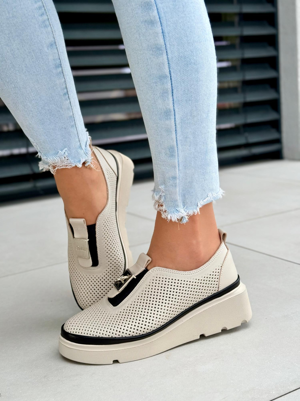 Beżowe sneakersy ze skóry naturalnej