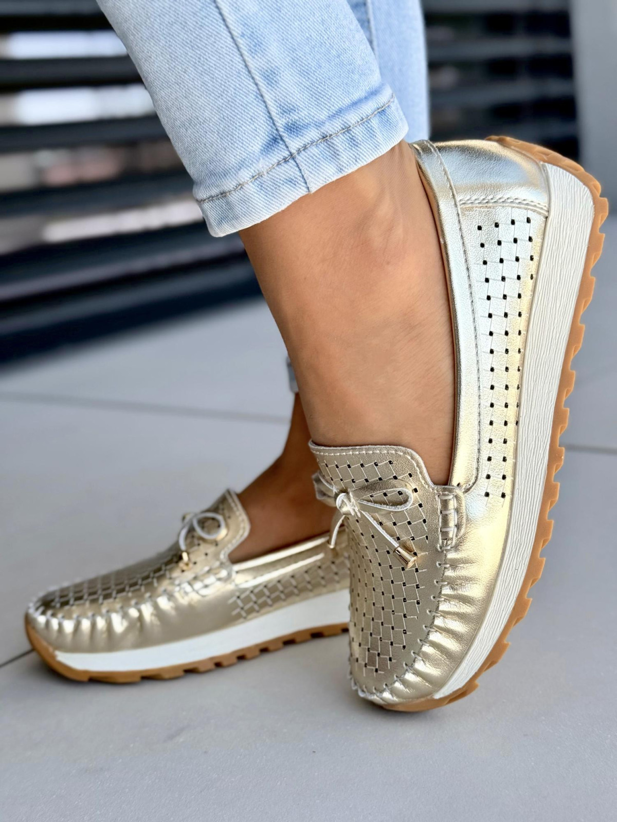 Piękne złote mokasyny damskie ze skóry naturalnej