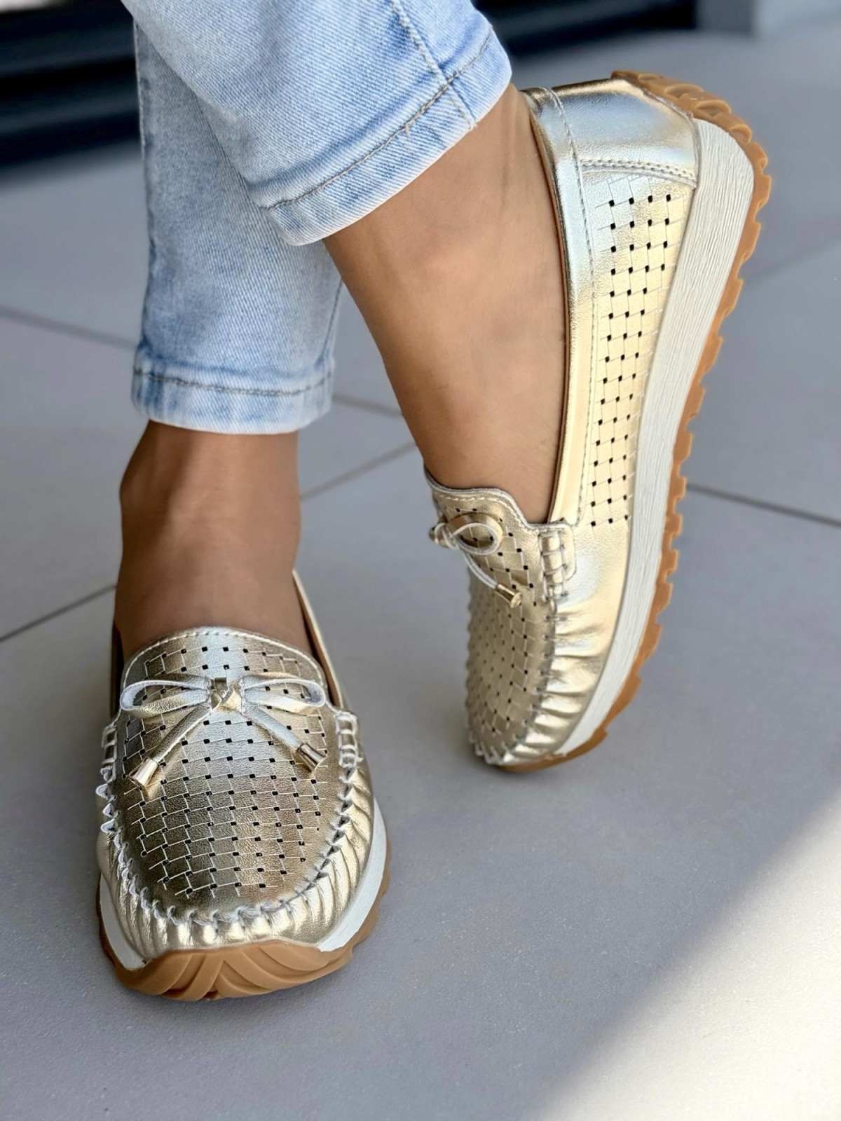 Piękne złote mokasyny damskie ze skóry naturalnej