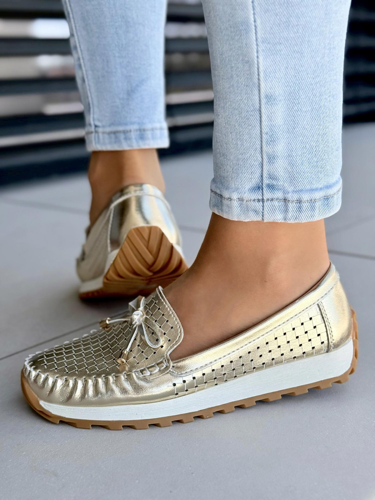 Piękne złote mokasyny damskie ze skóry naturalnej