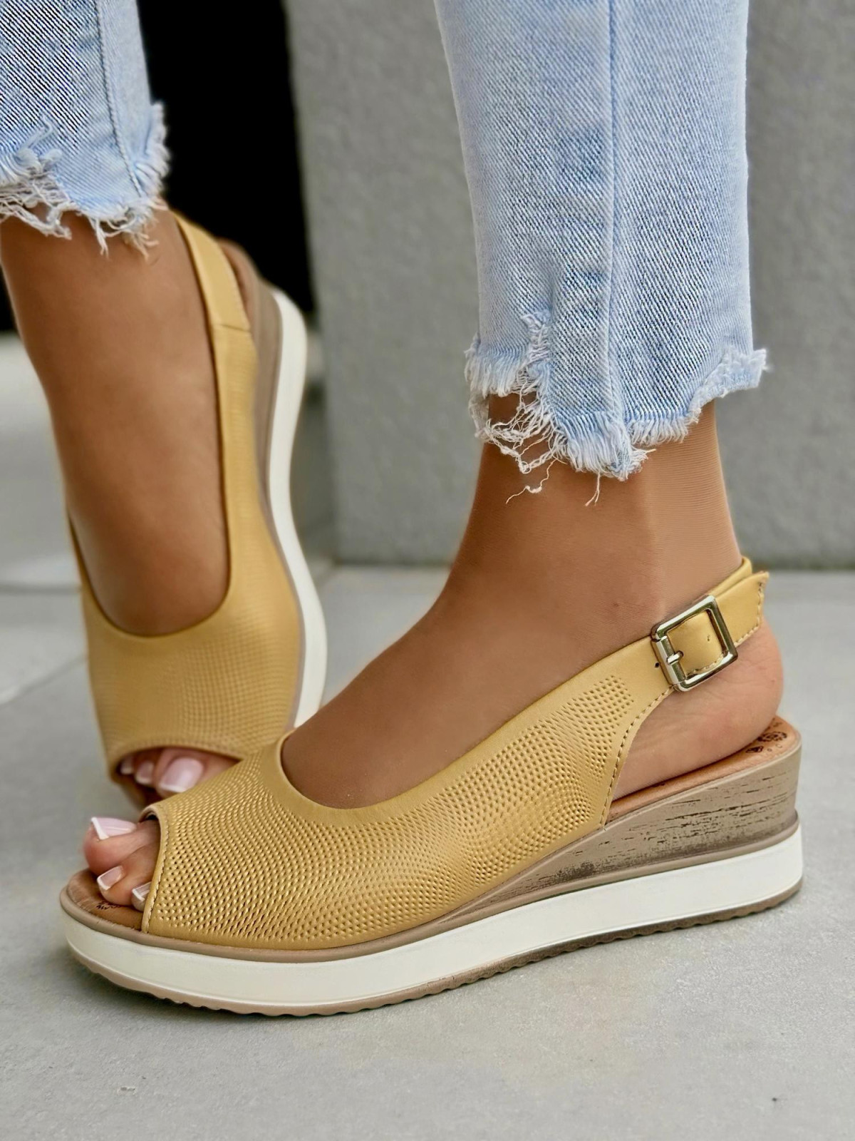 Sandałki damskie ze skóry naturalnej