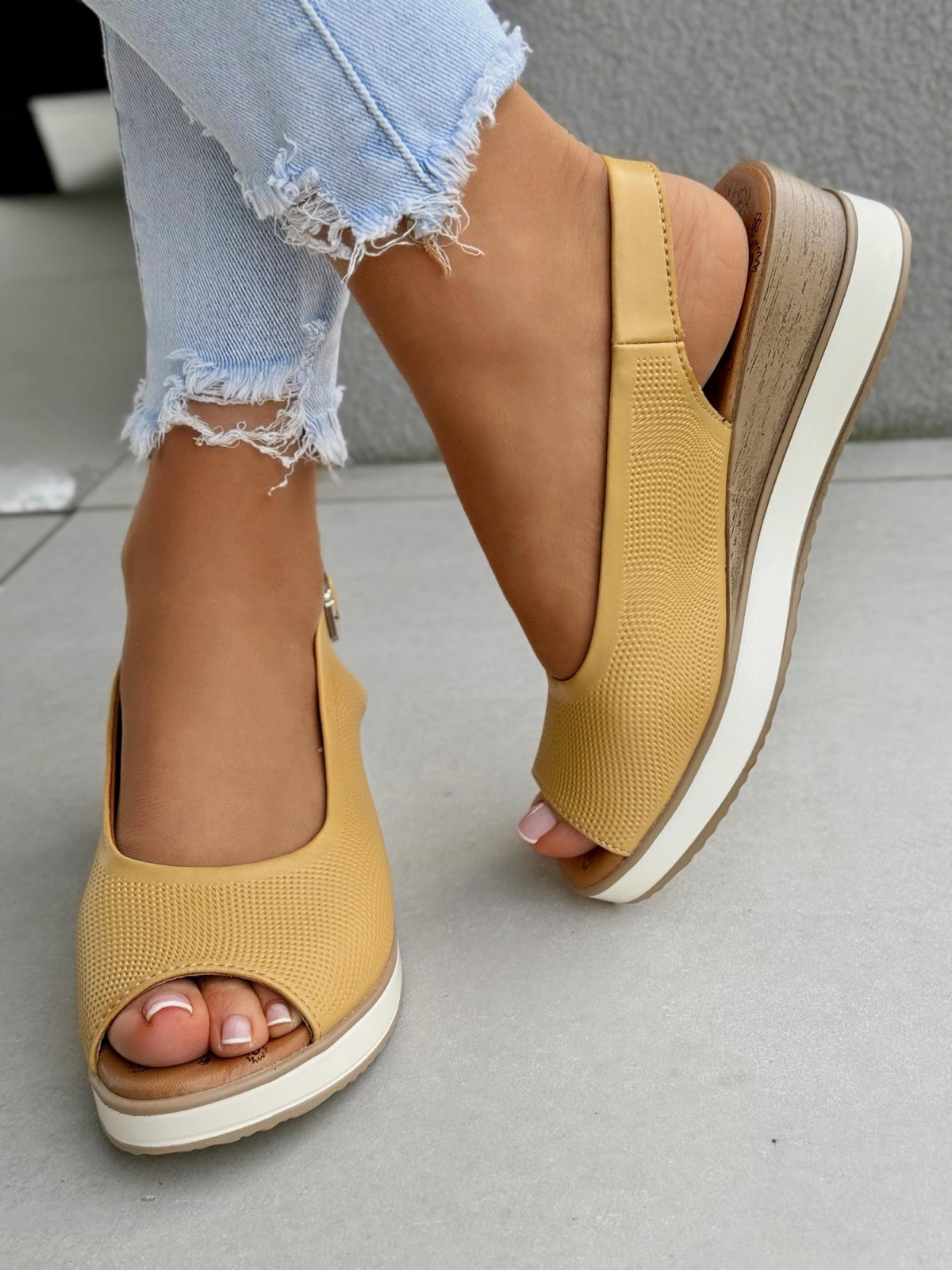 Sandałki damskie ze skóry naturalnej