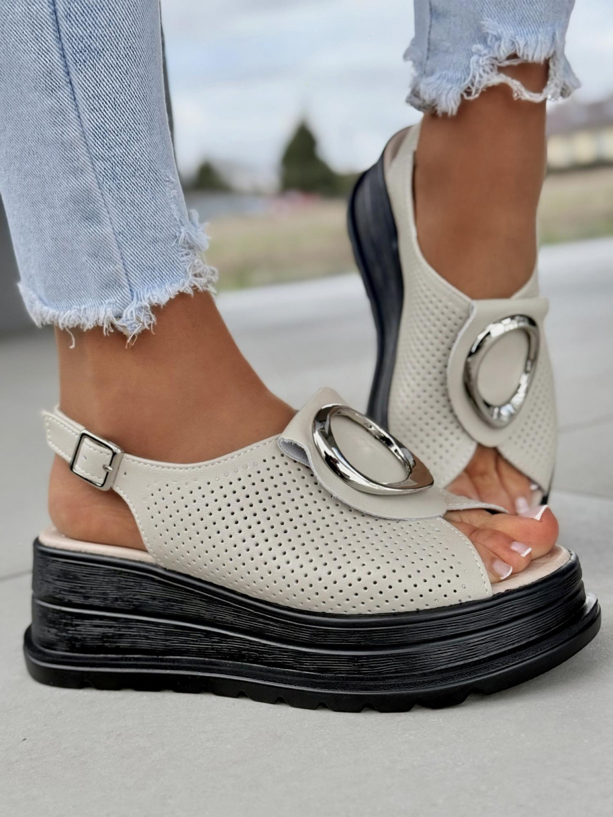 Sanały beżowe ze skóry naturalnej