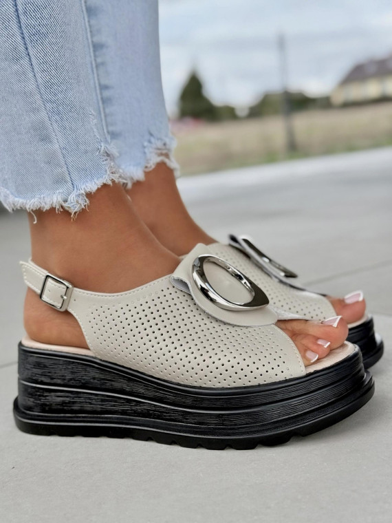 Sanały beżowe ze skóry naturalnej