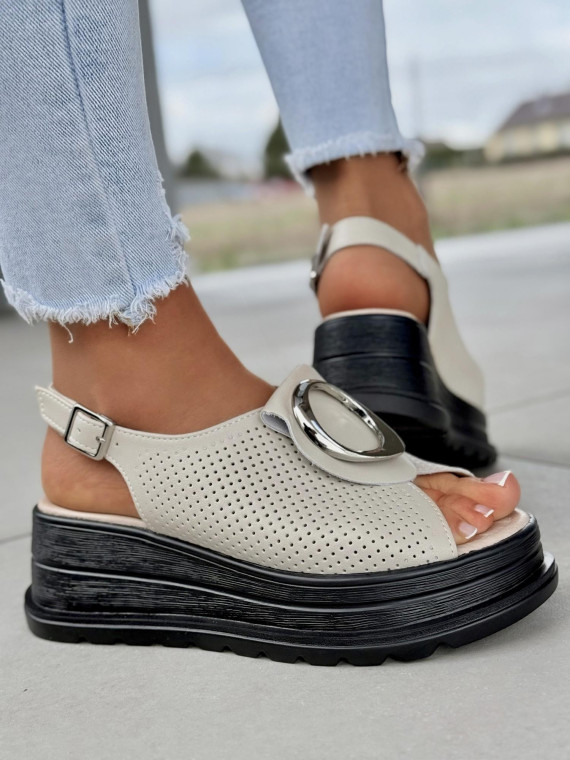 Sanały beżowe ze skóry naturalnej