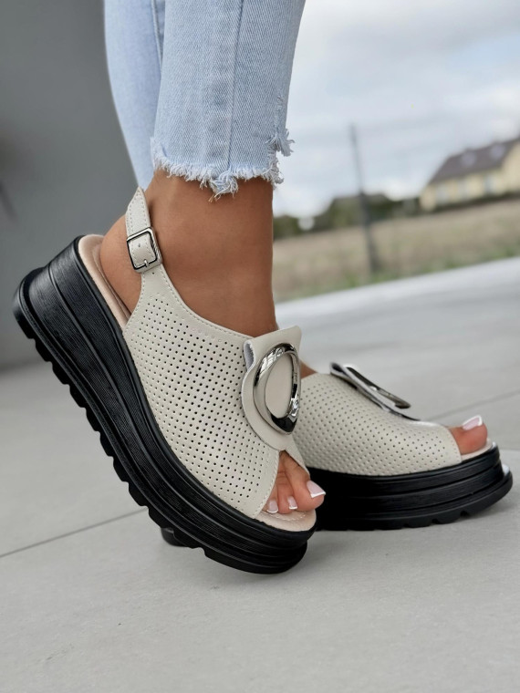 Sanały beżowe ze skóry naturalnej