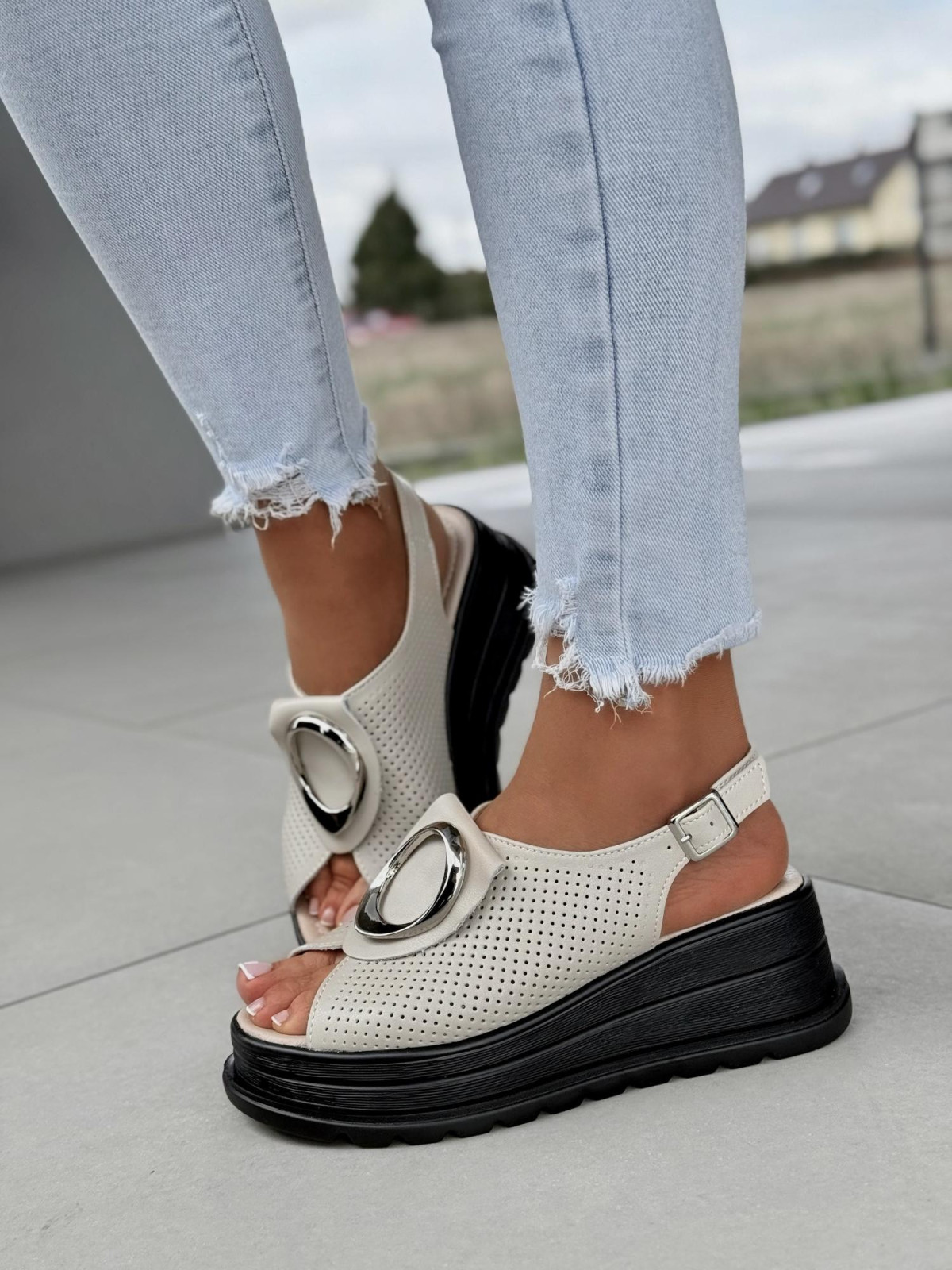 Sanały beżowe ze skóry naturalnej