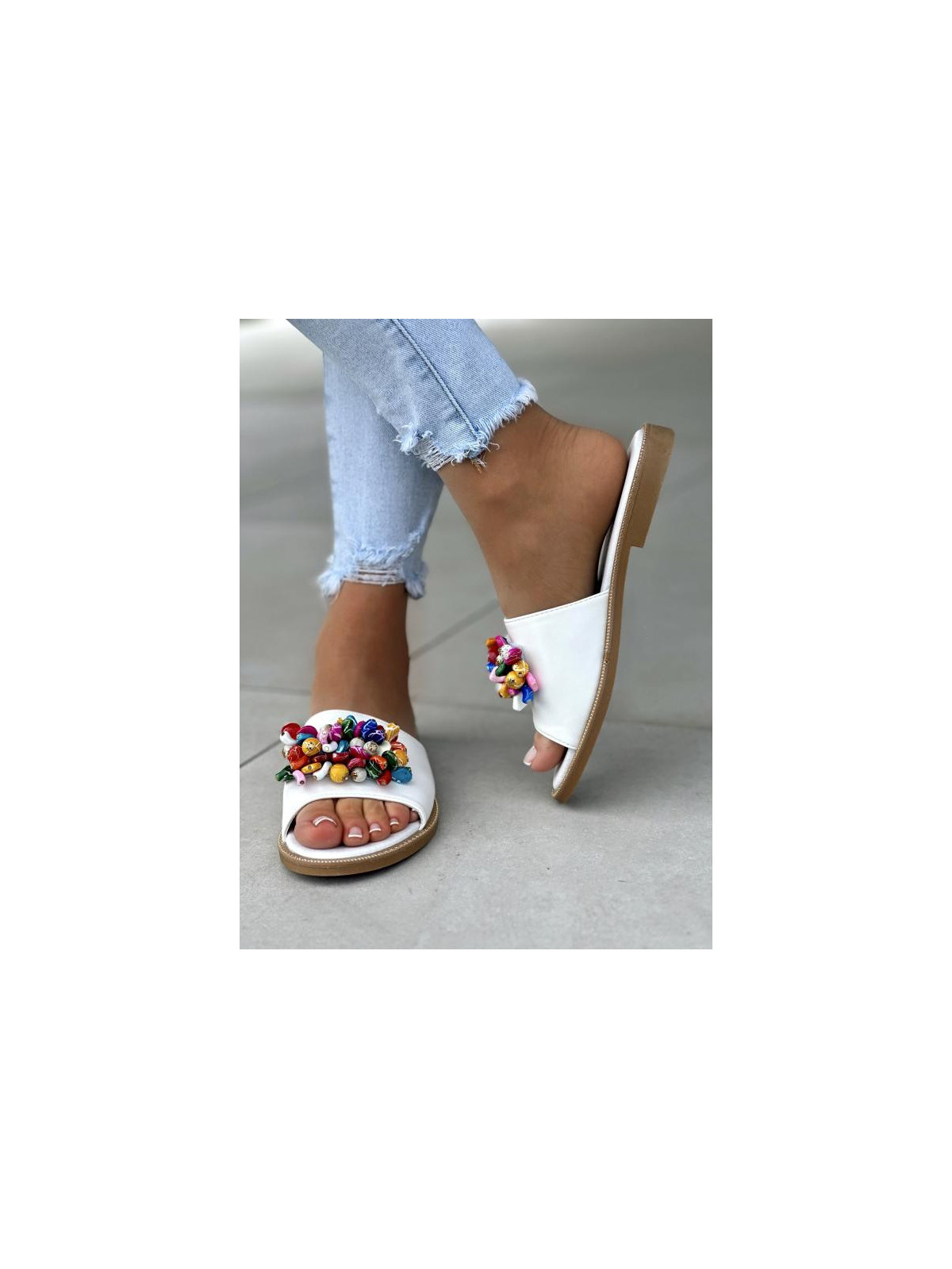 Piękne klapki damskie z multikolorową ozdobą