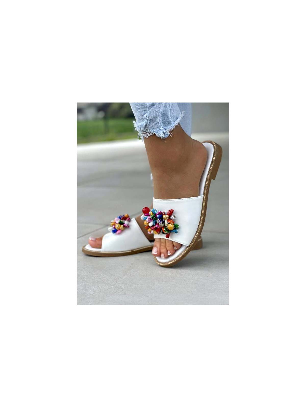 Piękne klapki damskie z multikolorową ozdobą