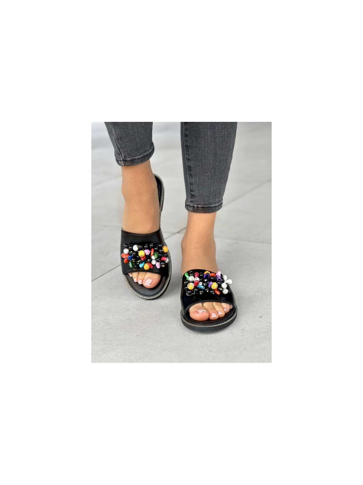 Piękne klapki damskie z multikolorową ozdobą