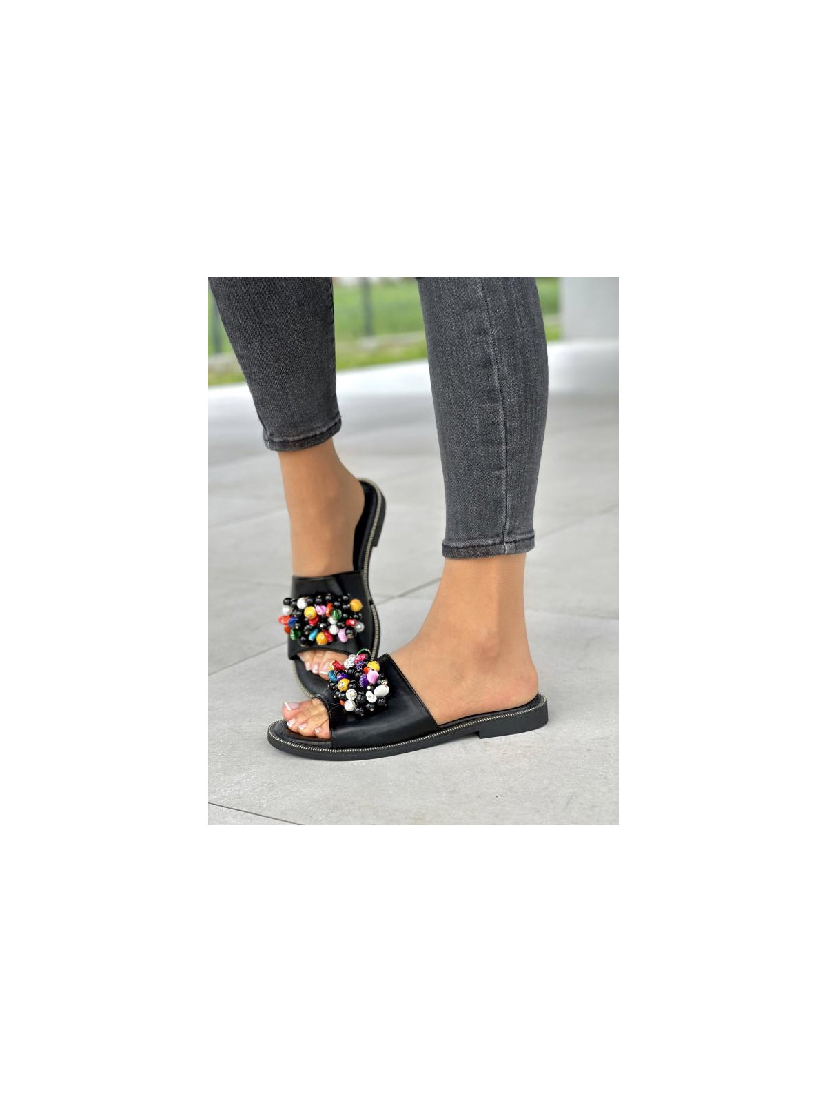 Piękne klapki damskie z multikolorową ozdobą