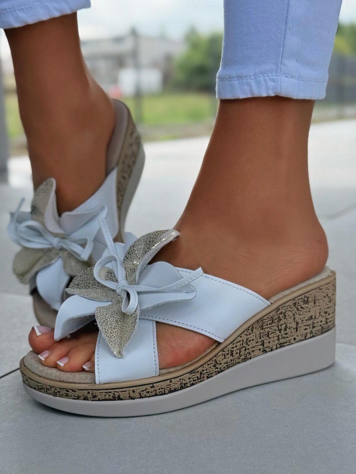 Klapki damskie na koturnie ze skóry naturalnej