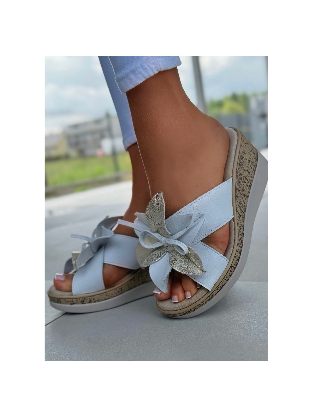 Klapki damskie na koturnie ze skóry naturalnej