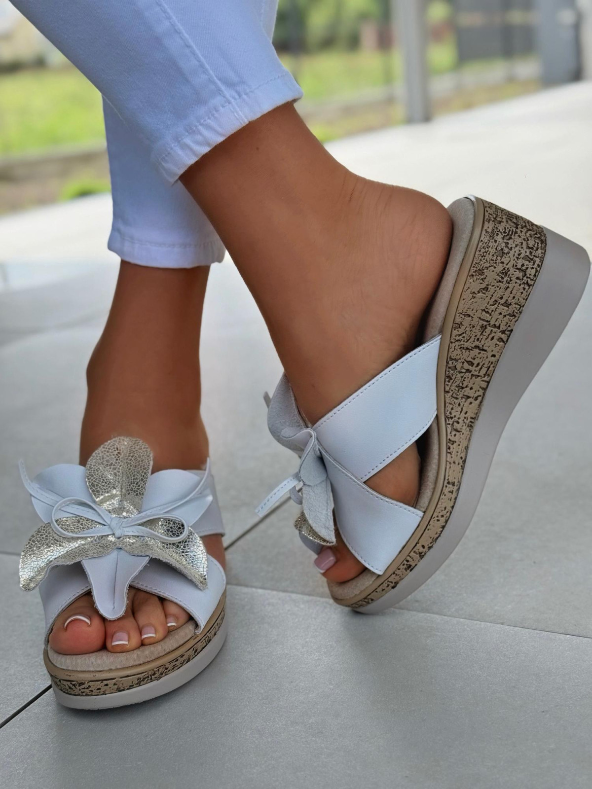 Klapki damskie na koturnie ze skóry naturalnej