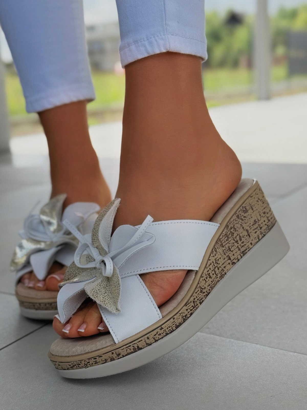 Klapki damskie na koturnie ze skóry naturalnej