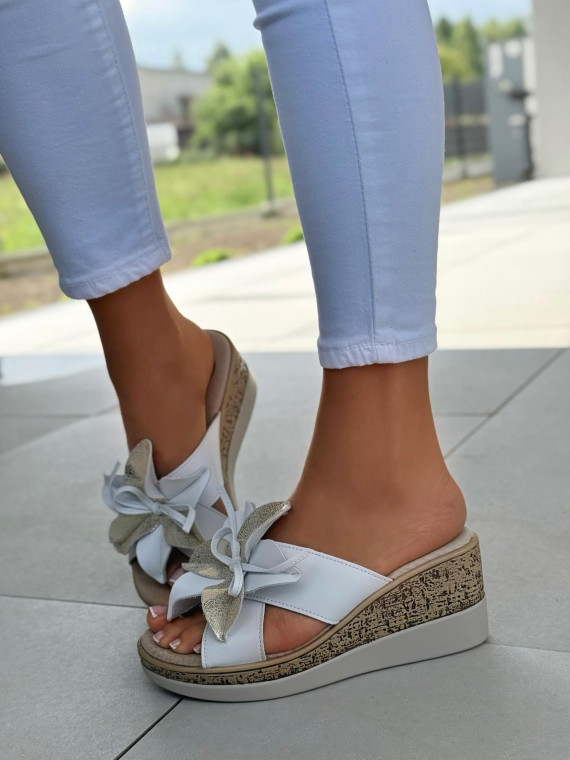 Klapki damskie na koturnie ze skóry naturalnej