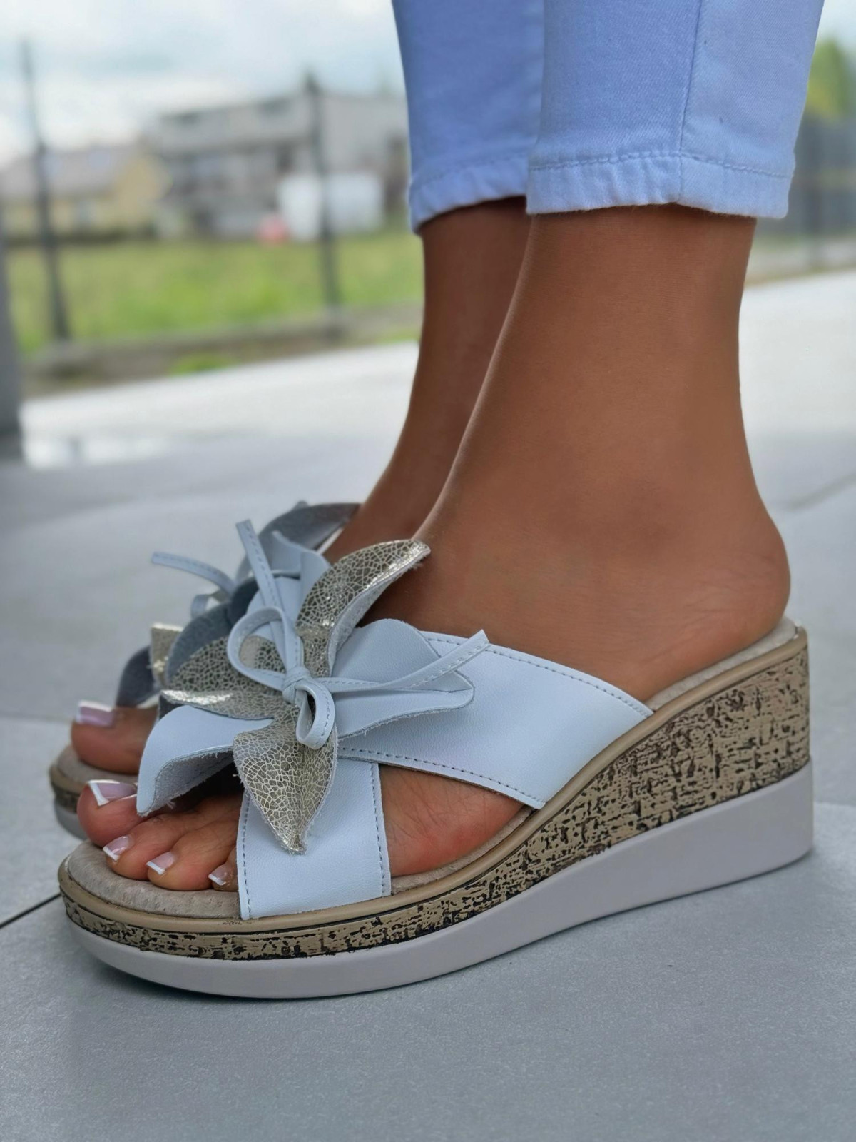 Klapki damskie na koturnie ze skóry naturalnej