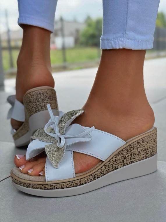 Klapki damskie na koturnie ze skóry naturalnej