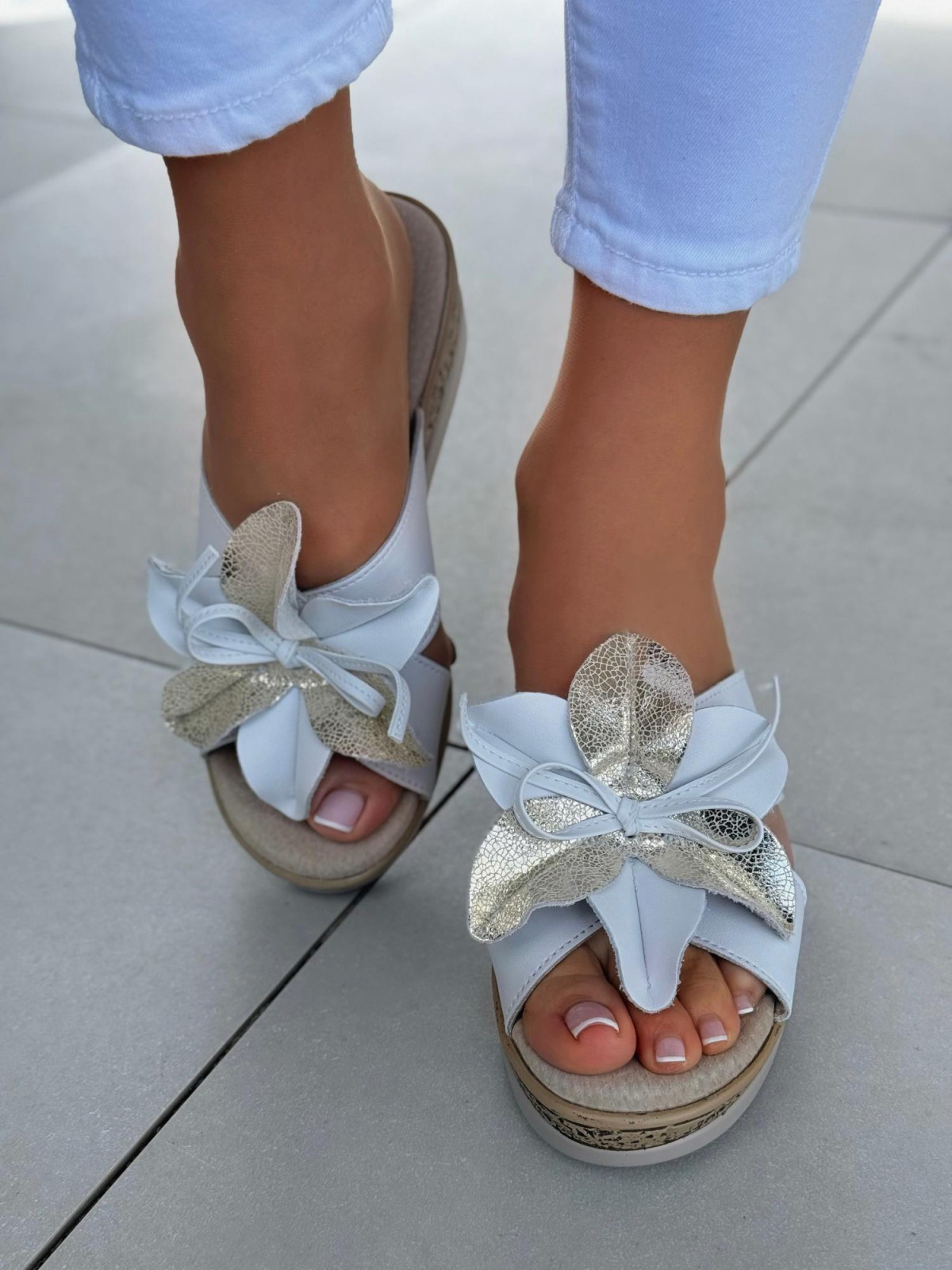 Klapki damskie na koturnie ze skóry naturalnej