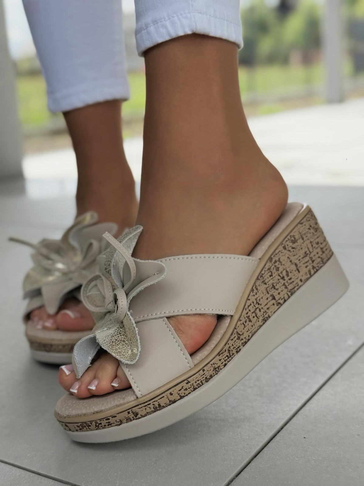 Klapki damskie na koturnie ze skóry naturalnej