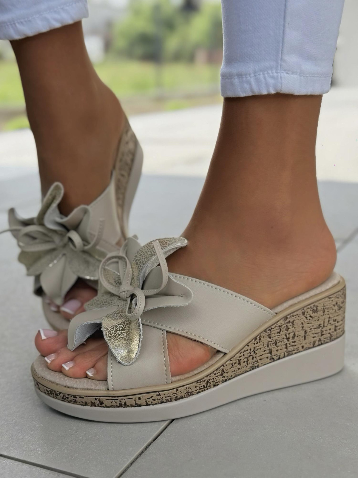 Klapki damskie na koturnie ze skóry naturalnej