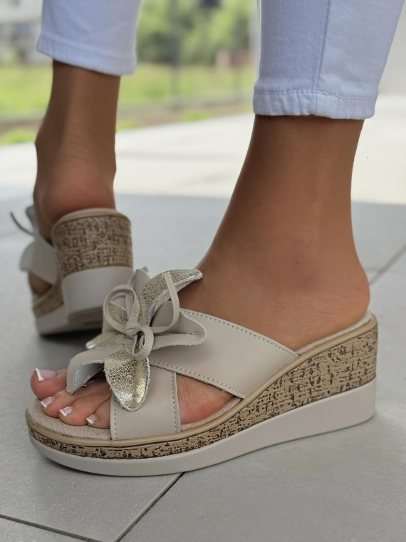 Klapki damskie na koturnie ze skóry naturalnej