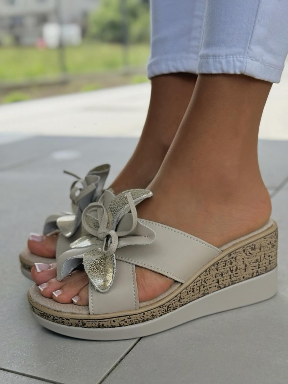 Klapki damskie na koturnie ze skóry naturalnej