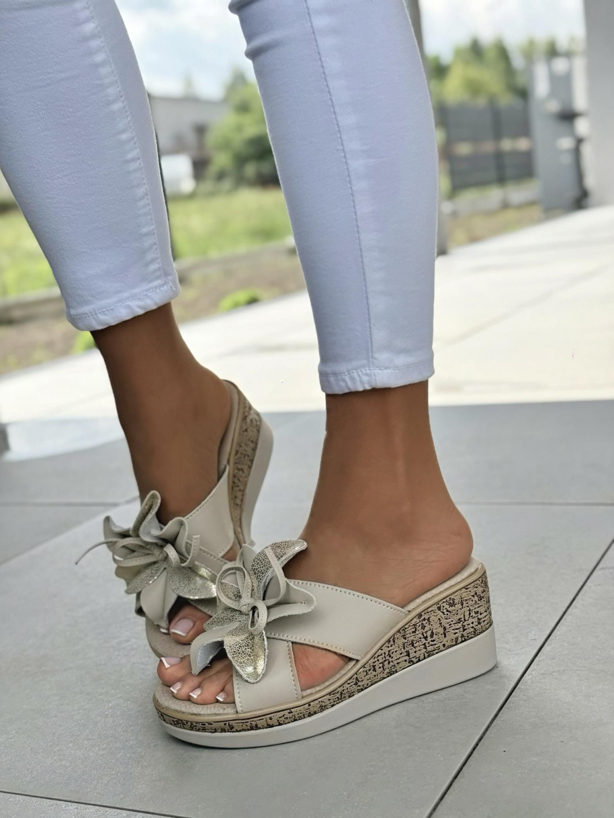 Klapki damskie na koturnie ze skóry naturalnej