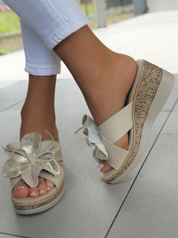 Klapki damskie na koturnie ze skóry naturalnej