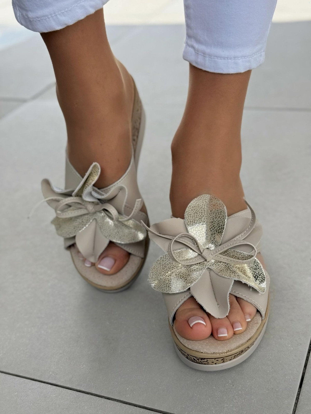 Klapki damskie na koturnie ze skóry naturalnej