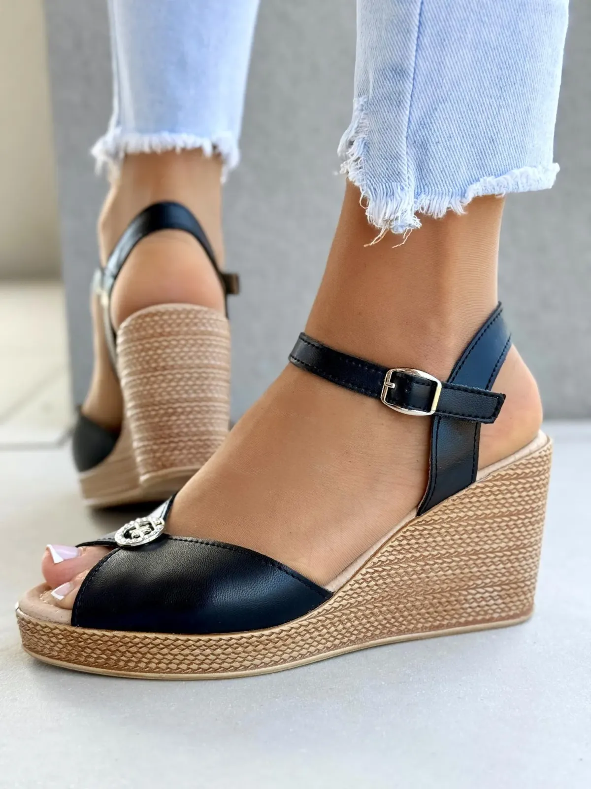 Sandałki na koturnie ze skóry naturalnej